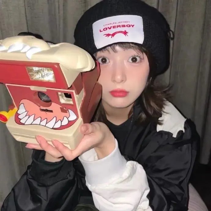 玻璃橱窗中的姑娘